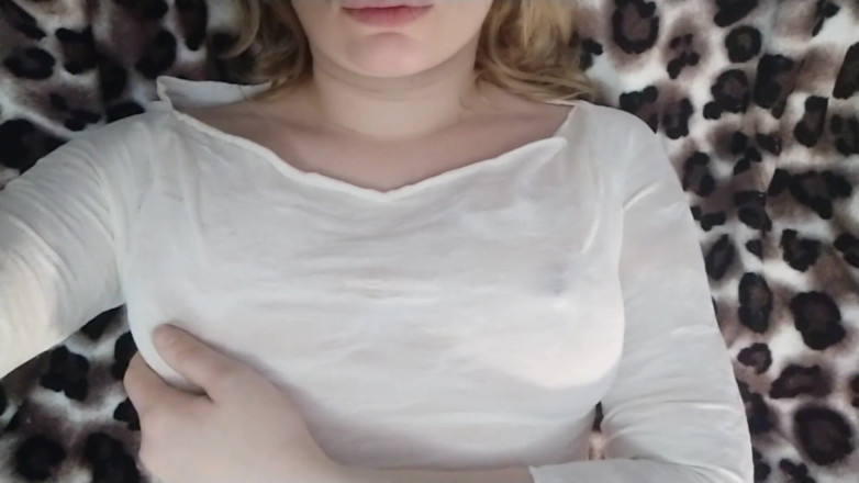 Pussy For Sperm: Tatlı kız büyük doğal göğüsleri ve sert meme uçlarıyla oynuyor