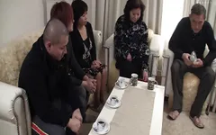 M646G11一个成熟的女人，在男人和女人的中受到两个男人的指责和两个男人的上升