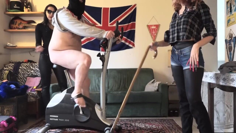Lady Mesmeratrix Official: Esclavo castigado duro de chicas dominadora mientras practica