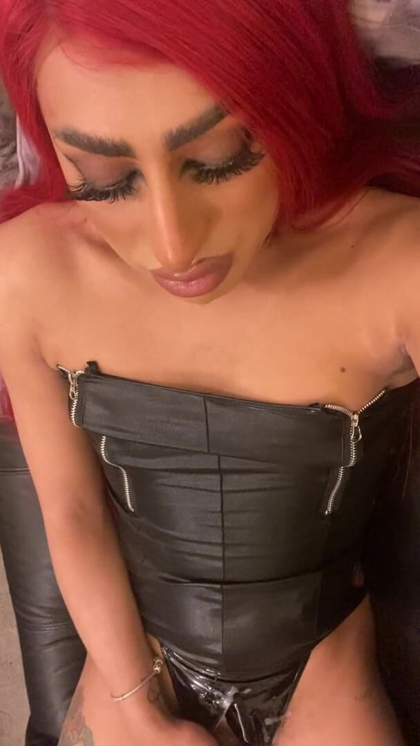 Lottie: Trans/shemale wanking and cumming with dirty talk