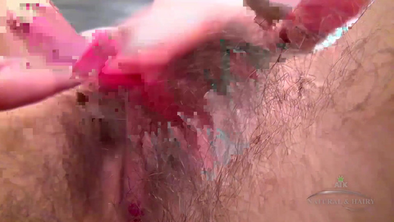 ATK Fans (Hairy): O brunetă sexy păroasă excitată își atinge tufa.