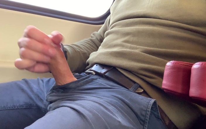 Tjenner: ट्रेन में लंड हिलाना और भीड़ भरी ट्रेन कार में वीर्य निकालना!