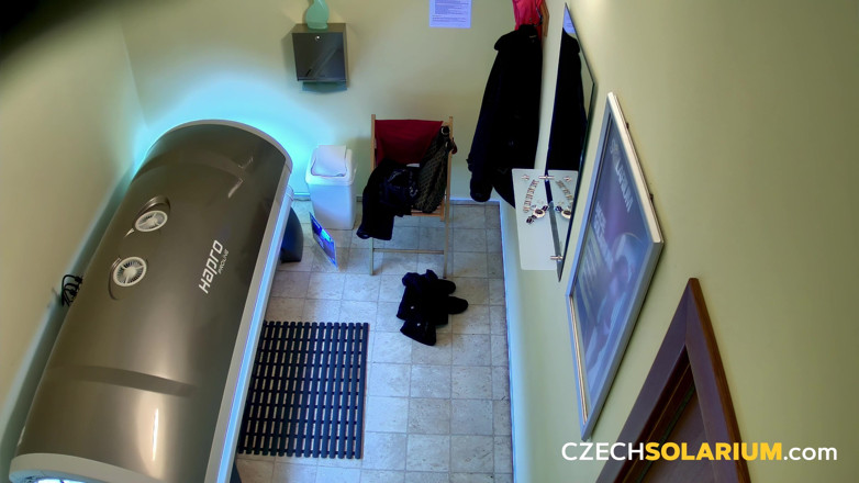 Czech Solarium: Tsjechisch Solarium 50: blonde schoonheid stript en pronkt met haar poesje