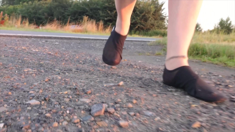 Footfetish: ถุงน่องสีสดใสและรองเท้าชายหาดในแอ่งน้ํา