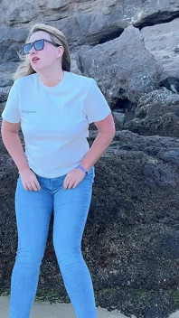 Kencing dalam seluar jeans ketat di pantai