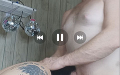 HerculesnVENUS: Stehend auf seinen knien füllt er den mund dieses cocktease
