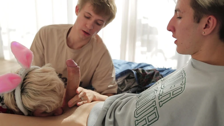 Ethan Lestray: 两个甜美的 twink 勾引一个大鸡巴学生做爱