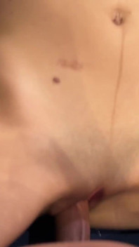 Latina cu sâni uriași, futută și filmată de un fotograf cu un penis mare care ejaculează pe ea