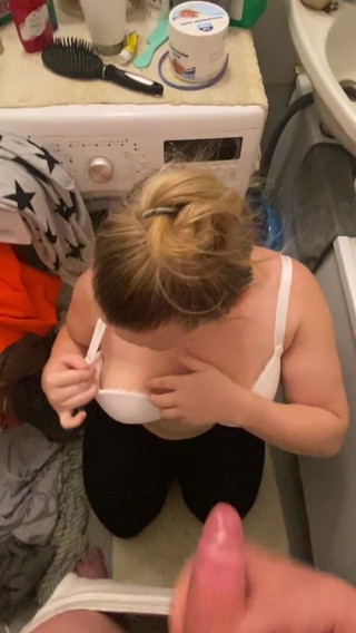 Bootyass Girl: Blowjob cepat berisiko di kamar mandi ketika ibu tiriku berada...