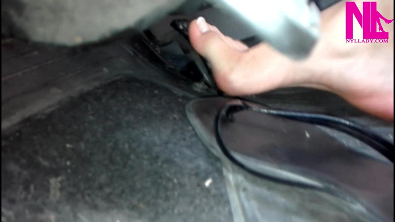 Nyllady: Pedal telanjang panas mengepam dalam flop hitam kulit saya