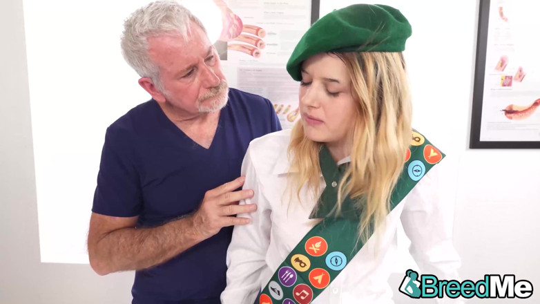 BreedMe: Doc 68 tahun mengisi lubang subur si comel blonde