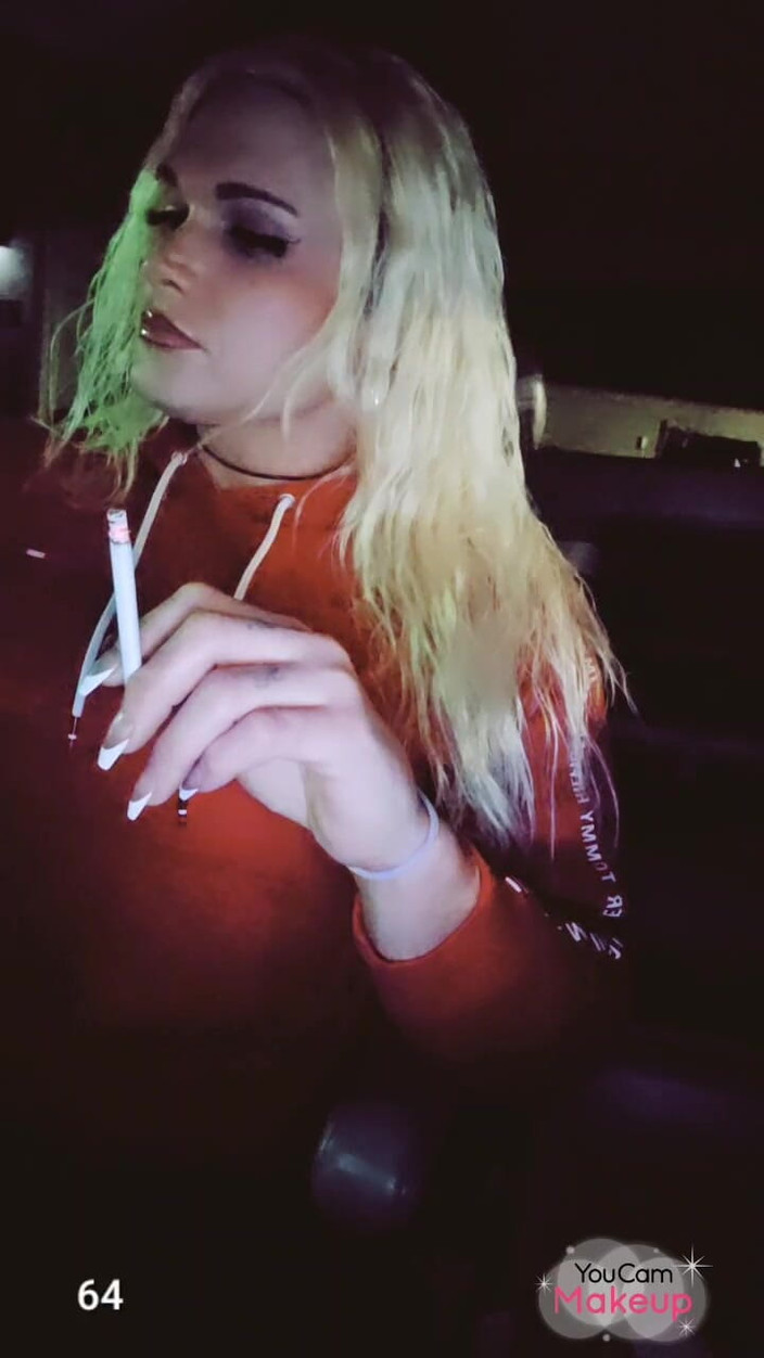 Darkfetish2k: Une trans sexy fume des années 120 en public