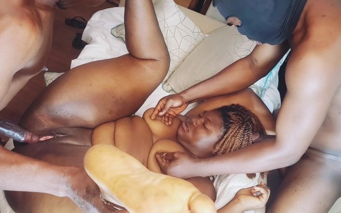 Juggernutts: Donnona paffuta con figa stretta scopata hardcore da 2 arrapate africane...