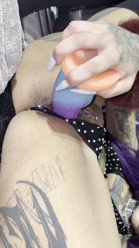 Goth Girl Cosplay jako Yoruichi Shihouin, Šuká její těsnou propíchnutou kundičku s Fantasy dildo