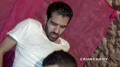 Latino-zwilling von neugierigen arabern gefickt