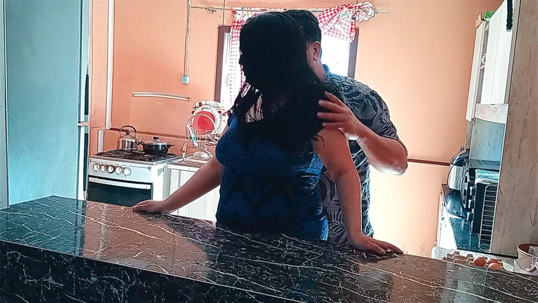 BBW Kelly Mom: 醜い年老いた継父がキッチンで継娘とセックス