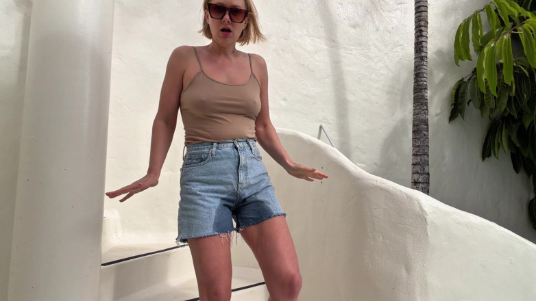 Emma Voyeur: Verzweifelte Benetzende Denim-shorts Auf Der Terrasse: Kann Es Nicht Mehr...