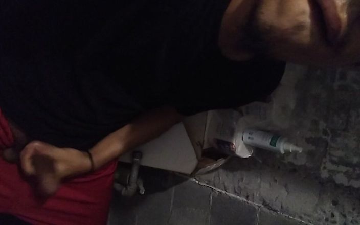 AlexAlejandro13: Era nevoie de o paie în toaletă. De fapt, îți place foarte...