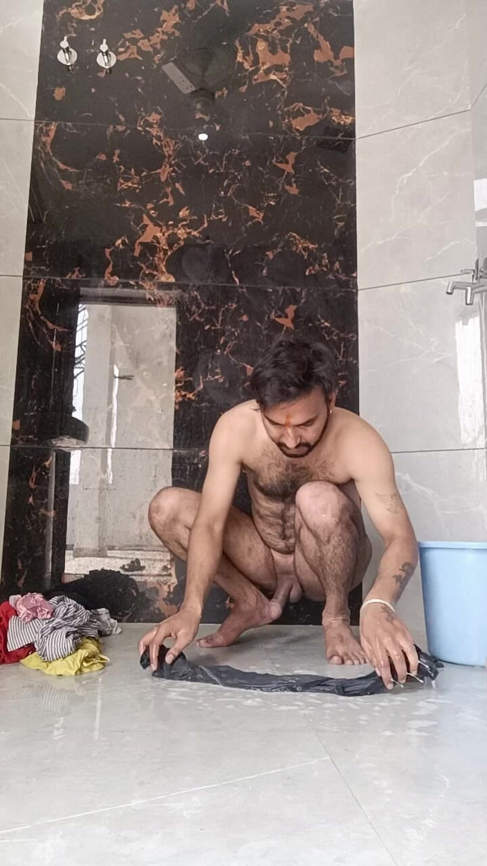 Rajasthani-old-lover: Cậu bé Ấn Độ thích giặt đồ lót của cha dượng và tận...