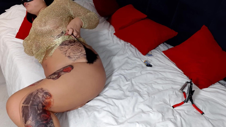 MilkyBBW: सेक्सी खूबसूरत विशालकाय महिला अपनी चूत में लॉलीपॉप भरती है और फिर उसे चाटती है