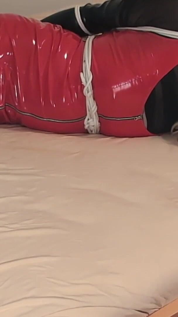 Chatuser: Calda bionda in hogtie, guanti in lattice lunghi, abito rosso...