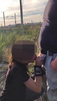 ディックフラッシュ - 女の子は公園でけいれんオフに私を捕まえ、私兼を手伝ってください - ミスクリーム