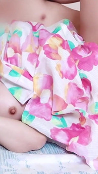 インタビューと写真撮影中の女の子のマンコに真っ直ぐ。