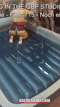 V zákulisí - Piss Gangbang Party s MILFkou Juliou Corne