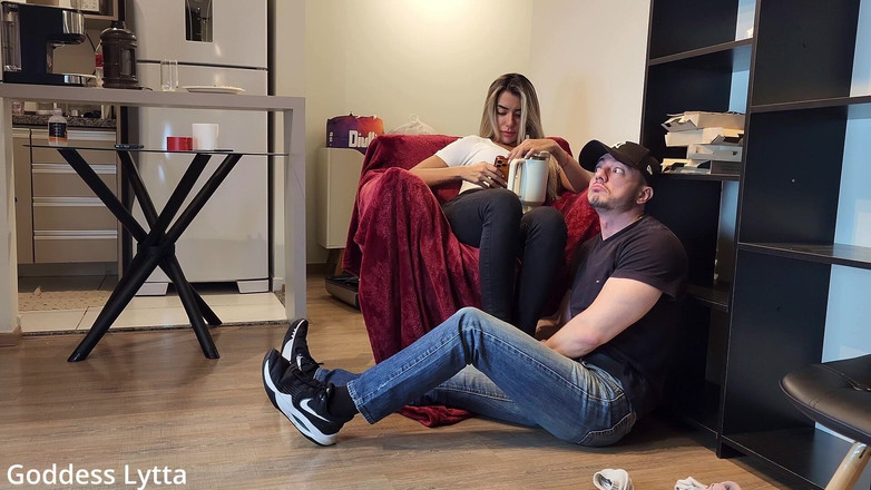 Queen Lytta ballbusting and cum lick: Богиня Lytta требует от друга поклоняться ее ступням и сделать ногами, пока его мачеха на кухне
