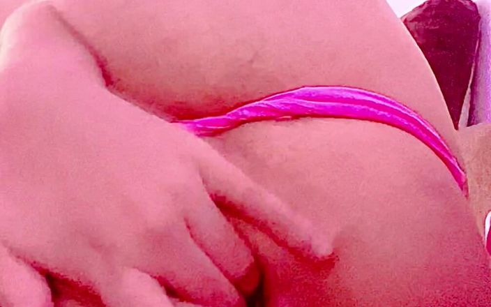 ToyNymph: 手指插入阴户和粉红色的假阳具
