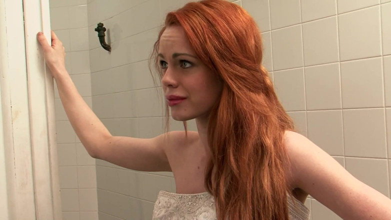 THAGSON: Scène de femmes infidèles - Ella Hughes, mariée rousse, se fait...
