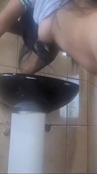 Student Having Sex in the Bathroom of the Institute and Doing Amateur Porn with a Culote