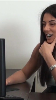 Sofia Cucci nás baví v roli velmi sexy sekretářky