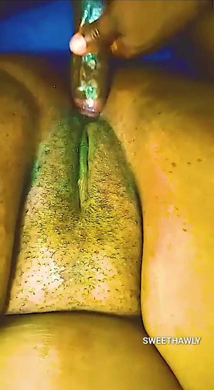 Sweethawly: Şişman amcıklı evli kadın hem anal hem de amında sikiliyor