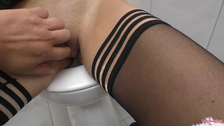 Mellybunnyluder: Pissed up cunt fucked on office toilet!