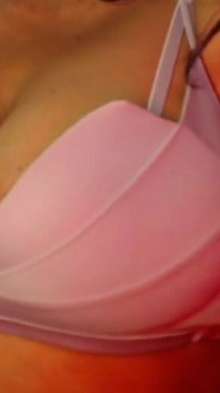 Seksi kız beyaz sutyen büyük göğüslerini gösteriyor.