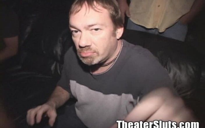 Theater Sluts: セクシーなお尻の黒いひよこ輪姦はポルノ劇場で恐ろしい厄介な精液のために白い精子を吸うnは白いディックをファック!