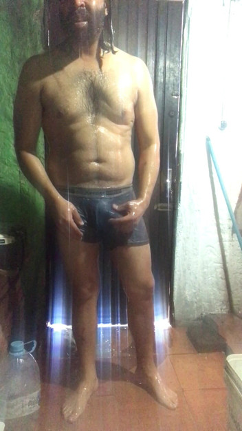 i7Bernard: बाल्टी से पानी के साथ एक मग स्नान करना।