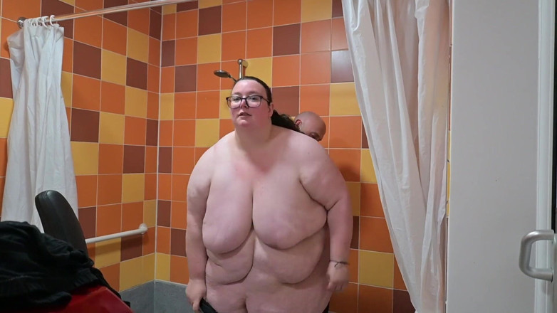 SSBBW Hunter: 쪼이는 수영복을 입은 SSBBW