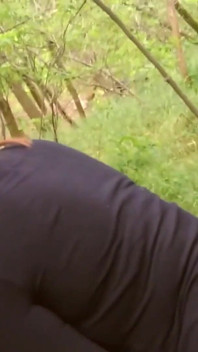 Azgın düzgün vücutlu genç kız yeni bir şehirdeki ilk komedyeni sikiyor