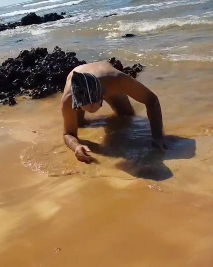 Ladysilvas: Ladysilva naakt op het strand, kom. Neuk mijn hete kont...