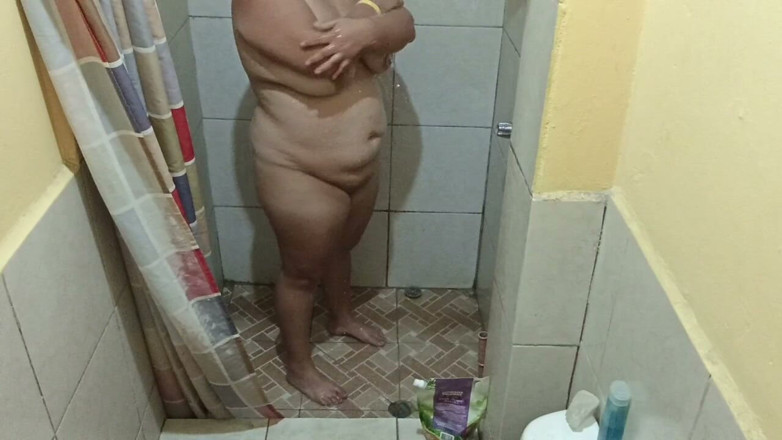 Stepmom_with_big_tits: Mandi ini akhirnya menjadi sangat panas kerana payudara saya dirasai...