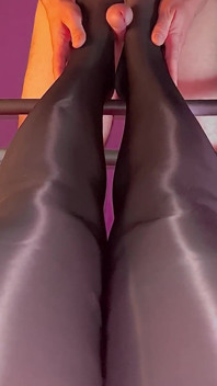 Footjob avec des pieds sexy en nylon