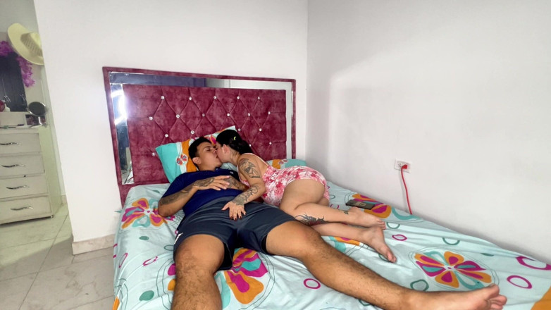 Camilo mendoza: Hermanastro, déjame jugar con tu enorme polla y correrme dentro...