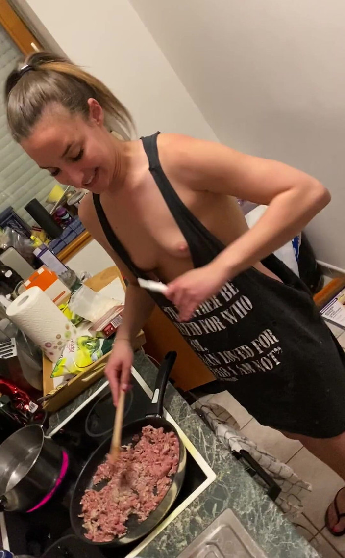 Amirah Adara: Masak dan merokok