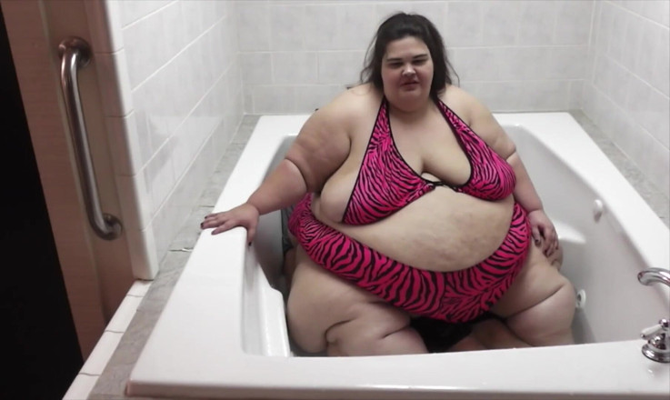 Full Weight Productions: As bombas de bunda da bigmommaKat na banheira