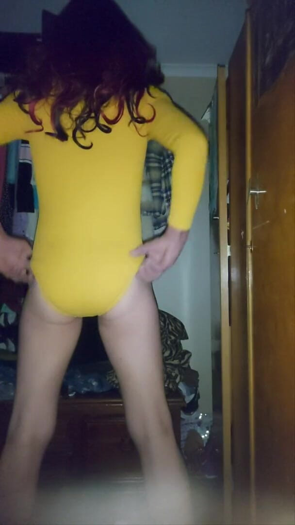 Lizzaali: Body jaune sexy taquine le cul