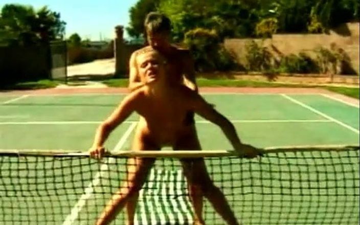 Hot and Wet: Горячая блондинка занимается спортивным трахом на теннисном корте