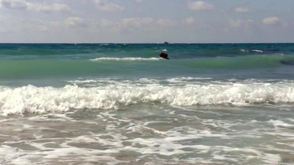 Katrin Porto: Nackte bBW spielt im meer