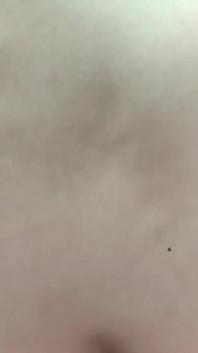 Kadın klitorise mastürbasyon yaparken masada boğazından sikiliyor ve sonra domalarak amından sikiliyor ve içine boşalıyor